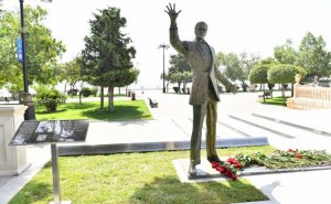İlham Əliyev və Mehriban Əliyeva Maqomayevin abidəsinin açılışında
