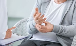 Sadəcə əl titrəməsi deyil – Parkinsonun gizli əlamətləri video/