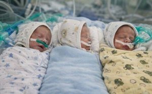 Sonsuzluqdan müalicə alan qadının üçəmi oldu -  Foto